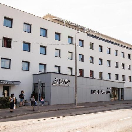 Hotel Famulus Győr Exterior foto